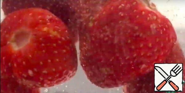 Remove strawberry stems. Wash well the strawberries.Place tightly in sterilized jars.
In a saucepan put the cloth on the bottom.