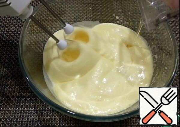 In a bowl, beat eggs, salt, vanilla sugar and sugar with a mixer. Then, without ceasing to beat, gradually pour in vegetable oil.