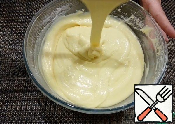Add yogurt and mix well. Pour half of the flour and a bag of baking powder, mix. Add the second half of the flour and mix well.