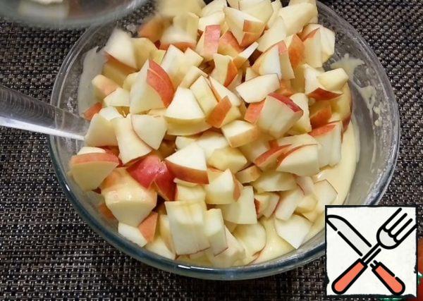 Peel the apples from the core and cut into small slices. Mix the apples with the dough.
