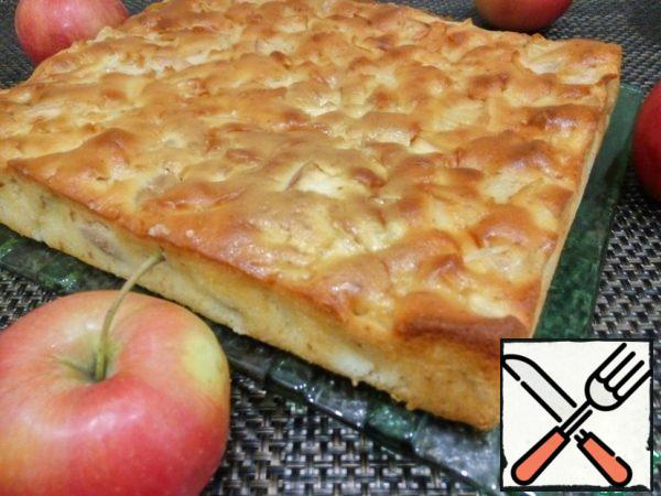 When the apple pie is ready, let it cool, and then remove it from the mold. Optionally, you can decorate with powdered sugar. Enjoy your tea!