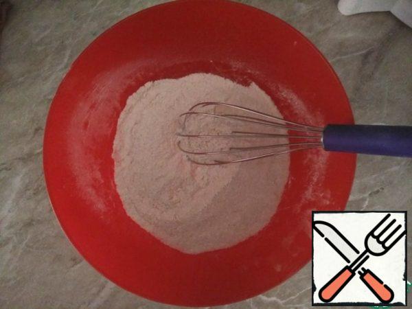 First you need to take a convenient dish, mix flour, sugar, baking powder.