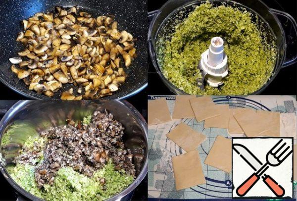 Mushrooms are wiped with paper napkins
and cut into slices. The frying pan was warmed up, I poured sunflower
oil. Put the mushrooms in boiling oil and fry
them with onions. Chop the broccoli and mushrooms in a shredder.
Add salt, pepper, protein and mix well.
Divide each sheet of puff pastry into three parts
and roll out a little with a rolling pin.
