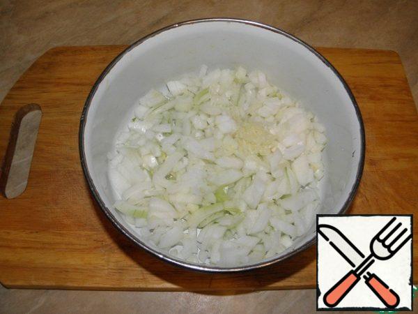 Finely chop the onion, grate the garlic.