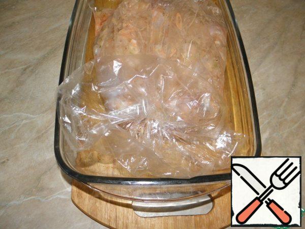 Spread the chicken together with the marinade in a baking bag, tie tightly (I do a few punctures at the top) then place the package with the chicken in the tray (baking dish).