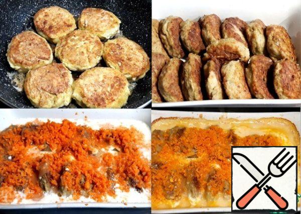Cutlets lightly fried on both sides
and put them in a ceramic container.
In chicken broth, put the sour cream,
poured salt, starch, added sauce
chili, stirred and poured into meatballs.
Crushed carrots and poured it on top
chops'. Put Bay leaf and put
the container in hot oven at a temperature of
200 degrees. The meatballs have baked 30 minutes.