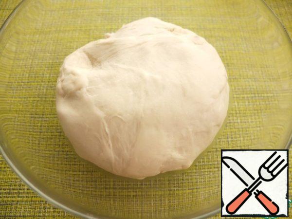 In a few steps, enter the flour, knead a smooth dough that does not stick to your hands.
Flour may need more or less, depending on its properties.
The dough is left to rise to 1-1.5 hours.