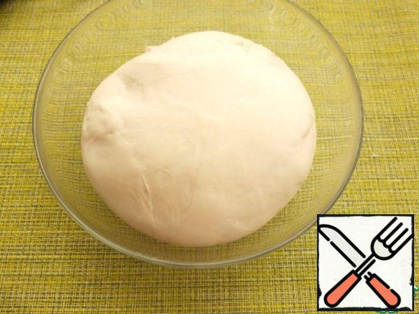 The dough came up, increased in volume.
It is smooth, elastic, does not stick to the hands.