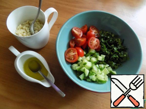 For the salad, finely chop the vegetables. I cut the parsley and cucumber into small pieces, and the cherry into quarters. We send it to the salad bowl. Warm bulgur should be filled with prepared dressing.
