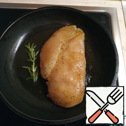 In a frying pan, heat a spoon of vegetable oil, add a sprig of rosemary. Fry the chicken fillet on the fire above the average on both sides, for 5-7 minutes. on each side.