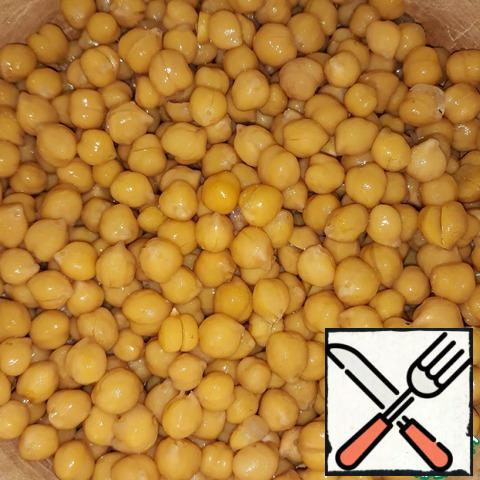 Drain the water after soaking. Fill chickpeas with new water. Cook on low heat after boiling for 40 to 60 minutes (it all depends on the size of the beans). Chickpeas should be soft, but not chapped. He needs to be watched.