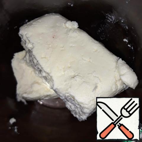 Put the cottage cheese in a container with a volume of at least 800 milliliters.