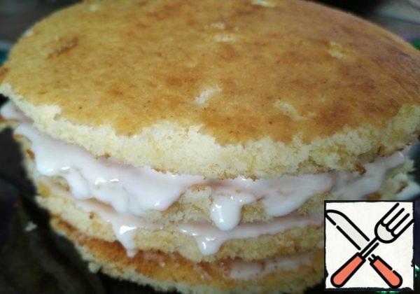 4 cut the cake into a round shape, still warm, smeared with cream.
