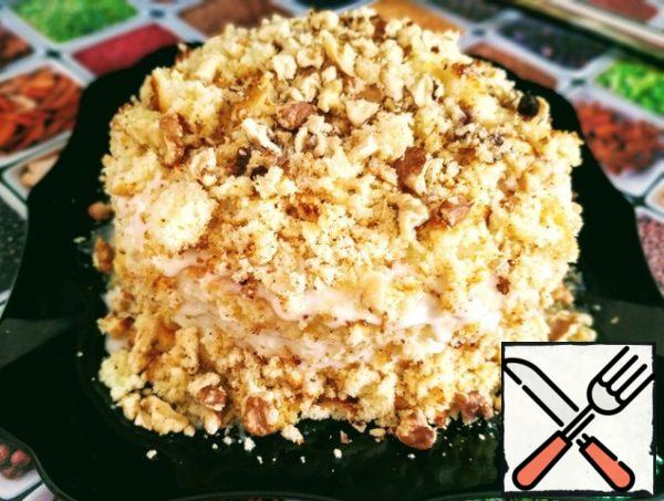 I decorate the cake with crumbs from the remaining biscuit and walnuts.