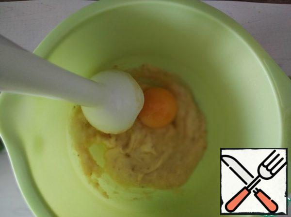 Banana grind with a blender. Add egg. Stir.