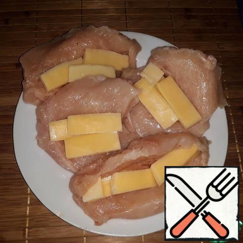 Cut the cheese into slices and put it inside the pocket of fillet.