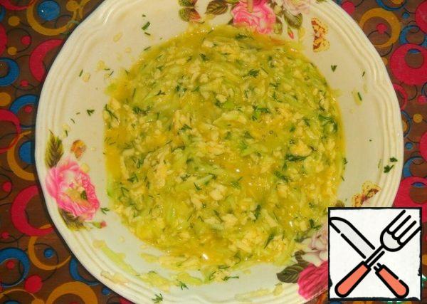 In a bowl, mix the zucchini, grated cheese, eggs, chopped dill, you can add garlic and salt to taste. Mix it.
