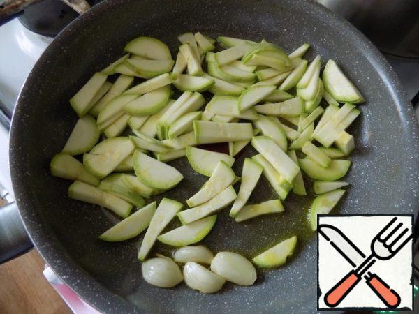 Fry the fragrant zucchini in oil, cut into small cubes. I haven't taken out the garlic cloves yet, I just pushed them aside. I'll put them away later.
