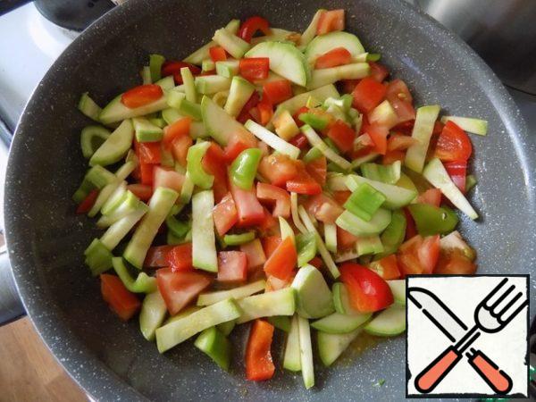 Add the diced tomato. That's where I took the garlic and mixed it. Cook the vegetables for 5 minutes until the liquid evaporates. Salt. Put the filling in a bowl.
