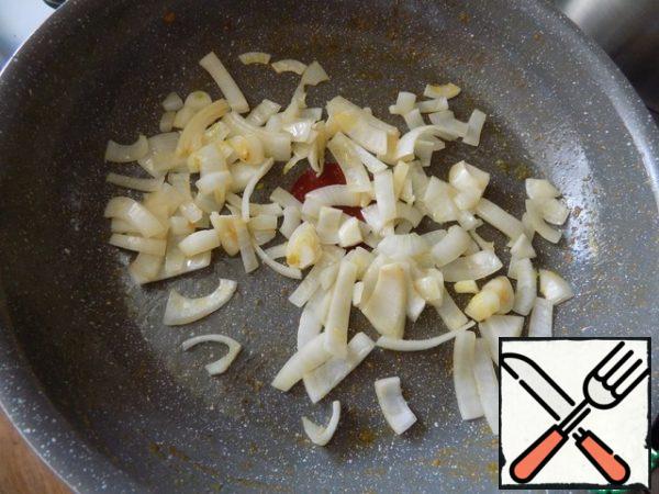 In the same pan, I poured 1 tbsp.l. olive oil, put the onion, chopped arbitrarily. Fry it until soft.
