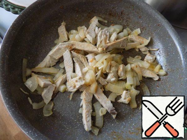 Put the chopped boiled turkey breast to it. Stir and remove from heat. We have everything ready for the filling.
