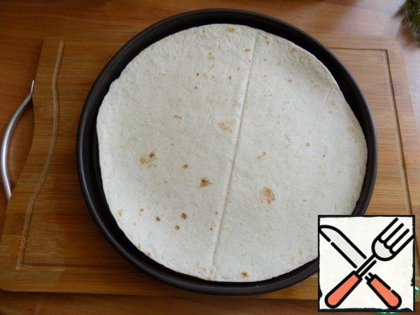 I use ready-made tortillas, and I need to warm them up a little. I will do this in the oven, preheated to t-180 C, and literally hold each cake for 1 minute. Do not dry them, because you will not wrap them in them later! Cakes can be heated in any dry frying pan without using the oven.
