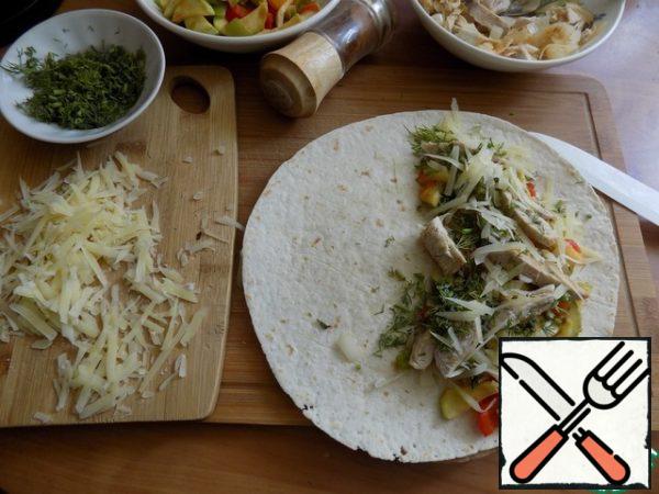 Wrap the cakes with stuffing. I'm going to sprinkle some hot red pepper on the pie. GRATE the cheese on a medium-sized grater. Spread half of the grated cheese on the cake. Cheese-with vegetables, vegetables -with turkey and onions, sprinkle with herbs. I use fennel. Sprinkle the last layer with cheese again.

