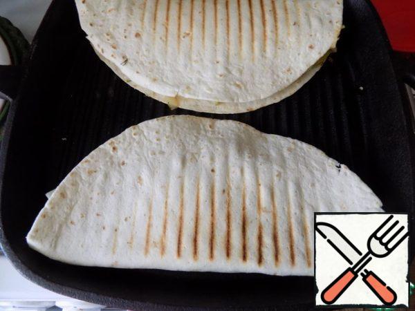 Tortillas should be fried in a dry frying pan on both sides. To make them beautiful, I will use a frying pan. They will be striped. If there is no such frying pan, use any one.
