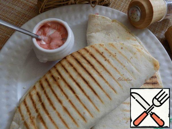 Serve hot. For tortillas, I cook a simple sauce moderately spicy. To serve.
