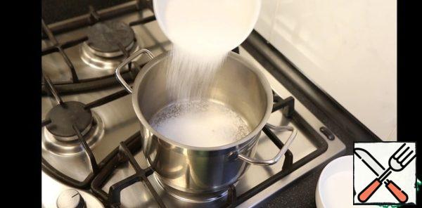 About half of the sugar from the total mass is poured into a saucepan and we begin to heat it on a fire slightly below average.
