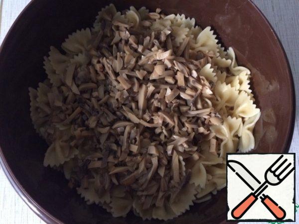 Add the mushrooms in a bowl to the pasta.