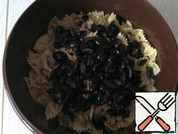 Add the olives.
