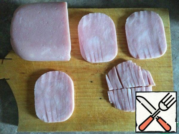 Cut the ham into slices. The resulting slice is cut in half, and then with a straw.

