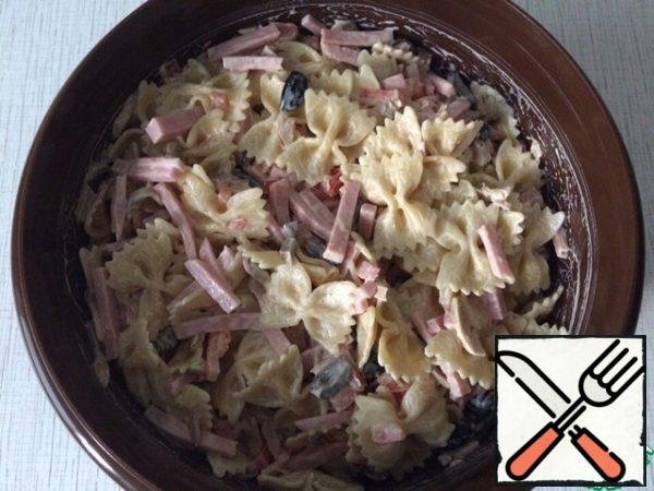 At this stage, add salt / pepper to taste, season with mayonnaise and mix.
