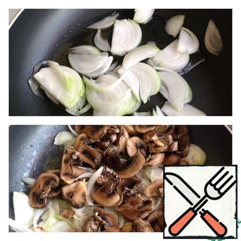 Onions cut into half rings and fry just a couple of minutes in vegetable oil. The fire is strong enough. Then add mushrooms cut into plates. Fry together with the onion stirring occasionally for 5-7 minutes.