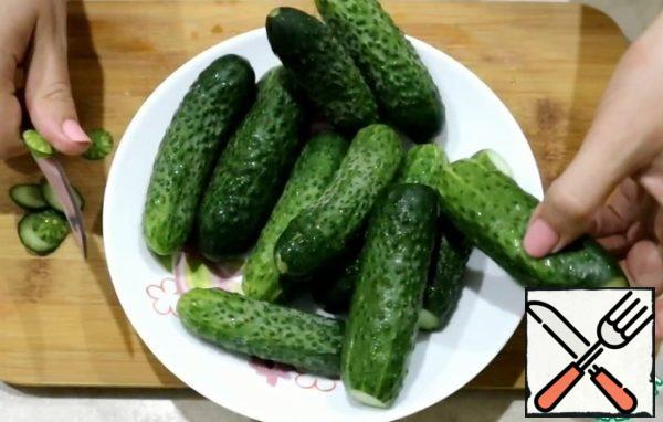 Wash the cucumbers and cut off the tips.