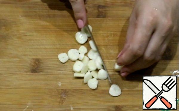Cut into slices garlic.