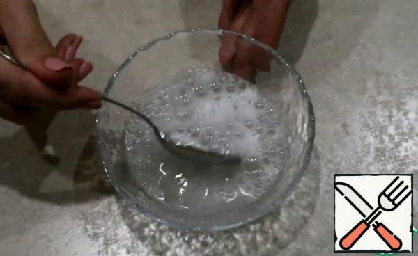 In a small bowl, stir the salt with 100 ml of mineral soda water.