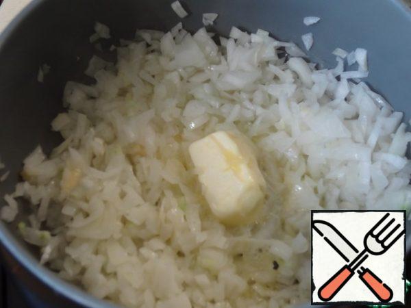 Finely chop the onion, put it in a saucepan and fry over medium heat with olive oil. Stir constantly. As soon as the onion softens slightly, add a piece of butter.
