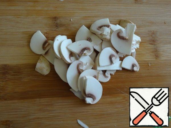 Cut the mushrooms, you can even smaller than in the photo. Throws them into the bow as soon as the bow began to turn golden.
