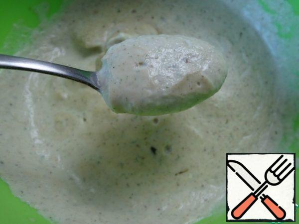 Sauce thickened - turn off the fire, take out a sprig of tarragon (tarragon). I added a couple of fresh leaves of tarragon and beat the sauce blender until smooth, but it can be served in any form, even with pieces of mushrooms, as you like.