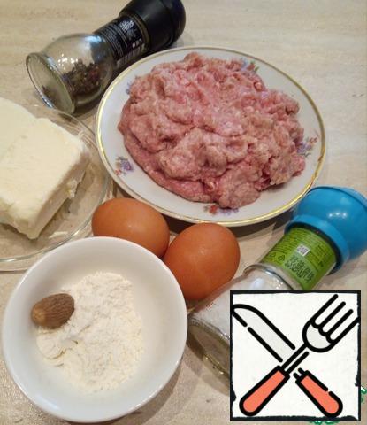 Basic products.Looking ahead, I want to note that I took two small eggs and the souffle turned out a little loose. We suggest you take three eggs medium size!Minced meat should be finely ground, so it will be easier to work with.Separate eggs into yolks and whites.