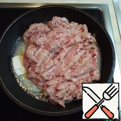Melt a spoonful of butter (from the total) and fry the minced meat on high heat. In the process of roasting, break the minced meat into very small pieces, actively working with a spatula! At the end of salt and pepper. Cool to warm.If you could not split finely minced, you're ready to scroll through a meat grinder with large (!) lattice. Time will take a little more, but the end result will be pleased with a more uniform texture!