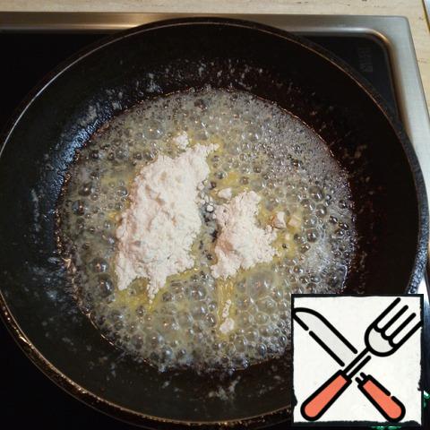 In the same pan where the minced meat was fried, melt the remaining oil and add the flour.