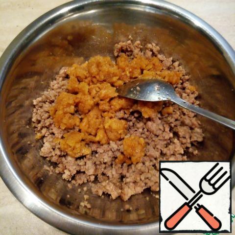 In the cooled minced meat add the remaining spices, semolina, butter and flour-egg mixture and actively working with a spoon, mix well.