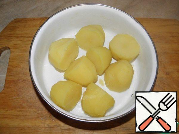 Peel potatoes and boil in salted water, drain the water.