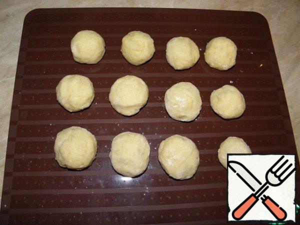From the resulting potato mass, make balls (roll your hands slightly in flour) (the size is not very large, because they will increase during cooking).
