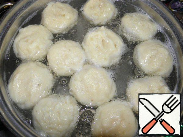 Back to our balls: the Balls are lowered into boiling salted water. Cook on low heat until they pop up (it's fast). Fold in a colander. (or take out a slotted spoon, letting the water drain)