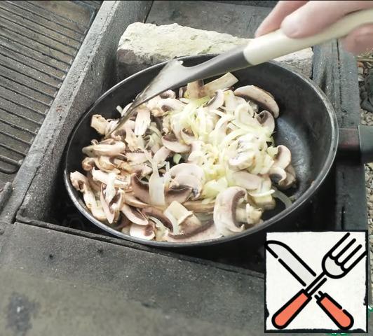 When the onion is fried add mushrooms.