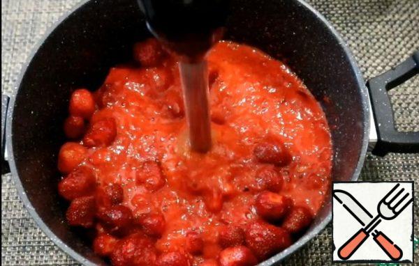 The proportion for strawberry jam is 1:1. That is, if you take 1 kg of strawberries, then you need 1 kg of sugar. It's simple! So, for the preparation of frayed strawberries with sugar, we need to wash the berries and knead until smooth with a dip blender or pusher.
